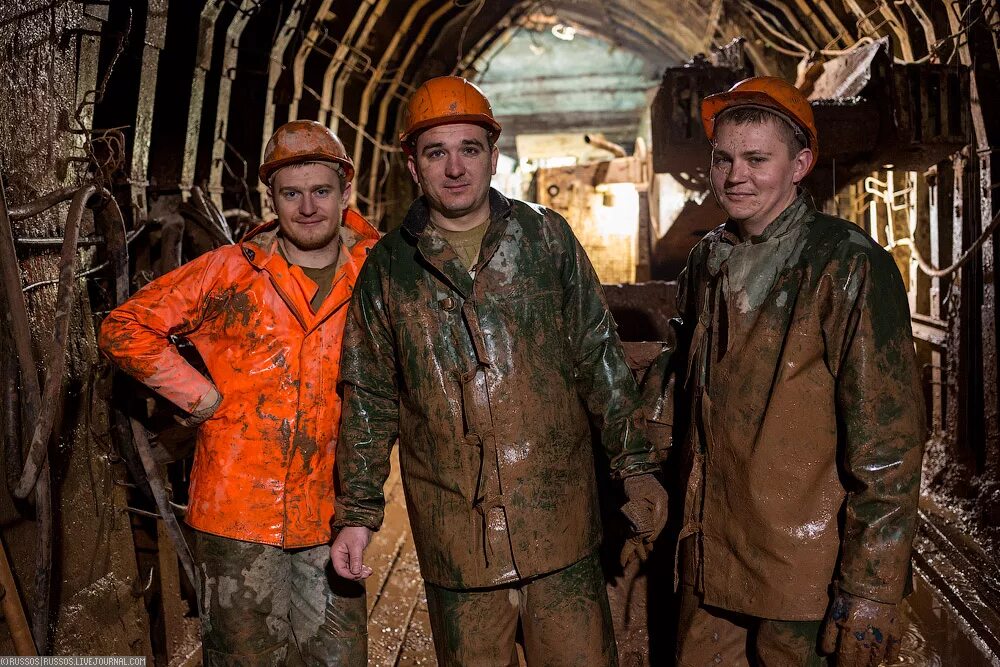 Инженер нефтяник. Вахтовая работа инженером. Инженер. Работник склада. Нефтяник бурильщик.