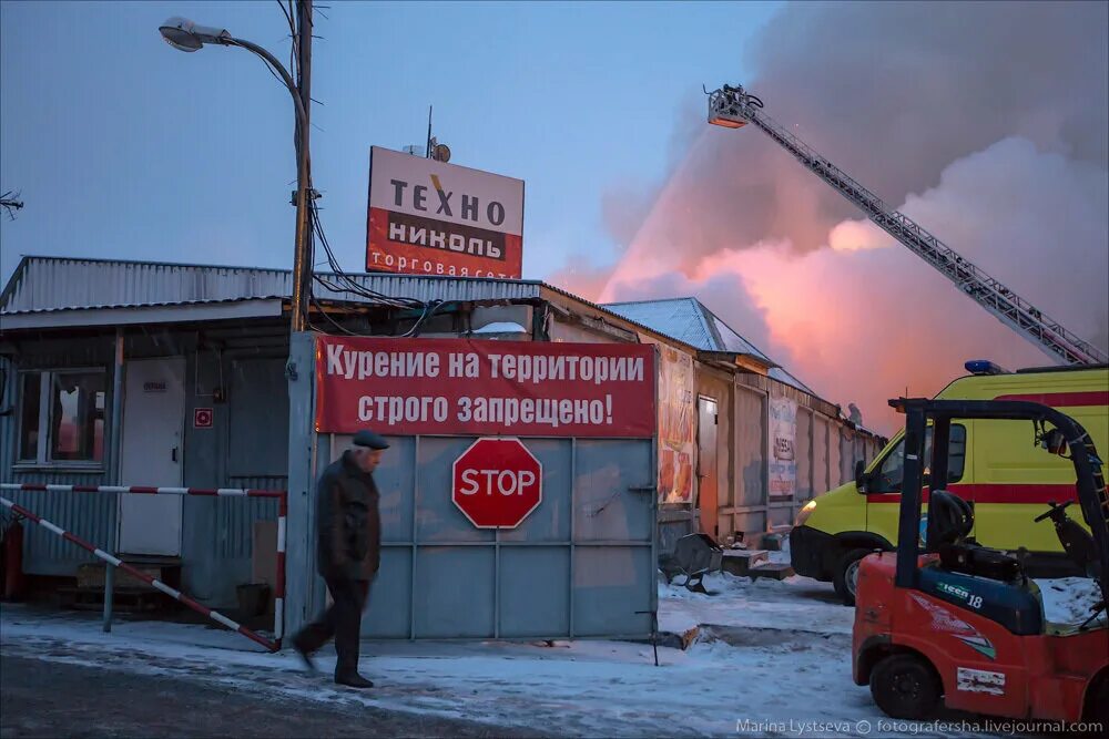 Тушат частный дом ночью. Пожар на рябиновой. Пожар в крестниково ульяновская область. Сгоревшее здание в мелеузе. Пожарные новосибирск.