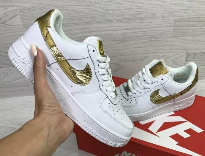 Nike Air Force 1 RC. Найк АИР Форс золотые кроссовки. Белые и золотые Nike Air Force. Nike Air Force 1 с золотым задником.