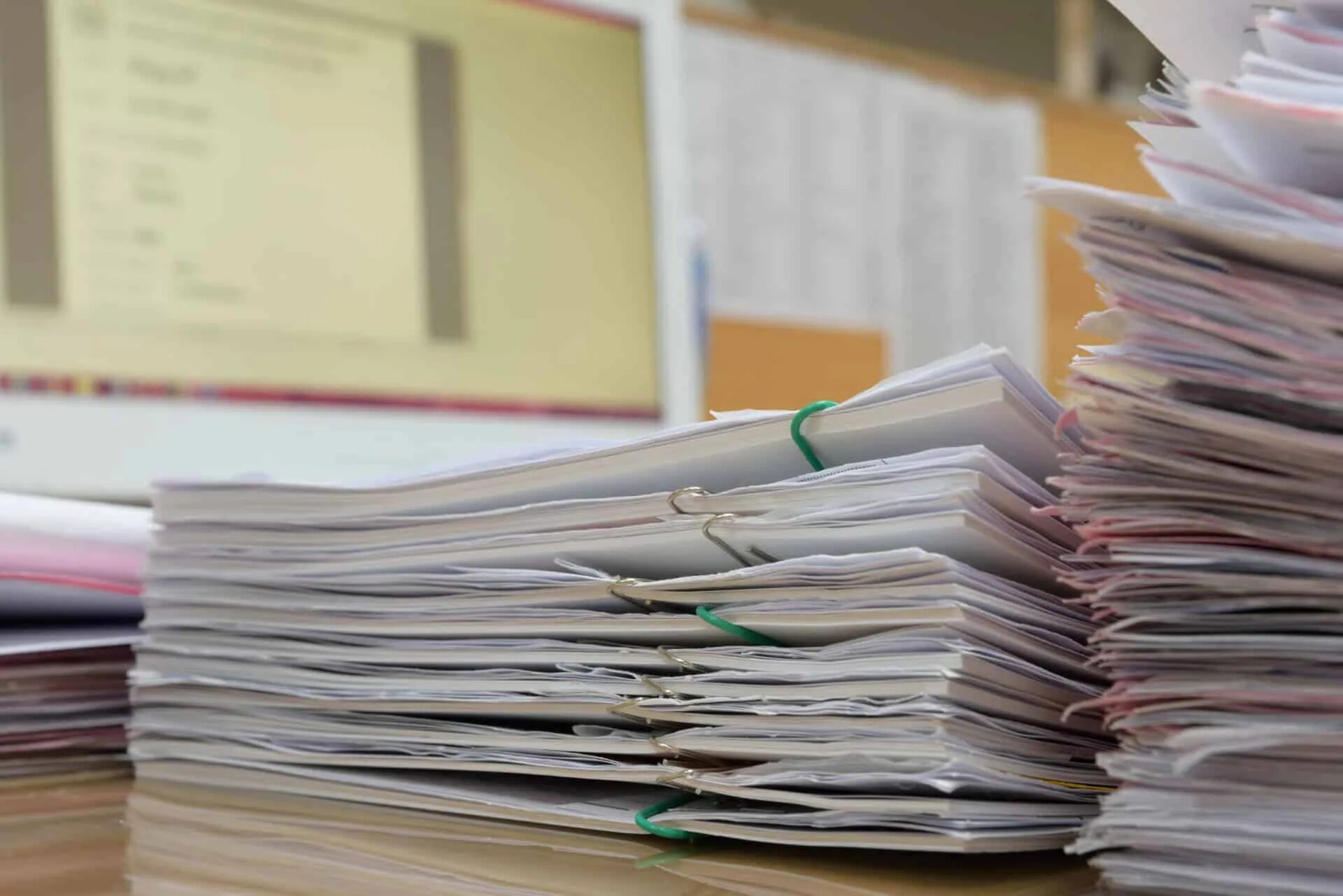 сертификация продукции. подпись документов. подача документов. документы без фона. куча бумаг.