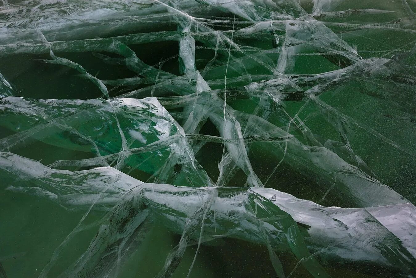 Какого цвета прочный лед. Зеленый лед (green ice) 1981. байкал green 1.25. озеро байкал лед изумрудный. байкал зимой.
