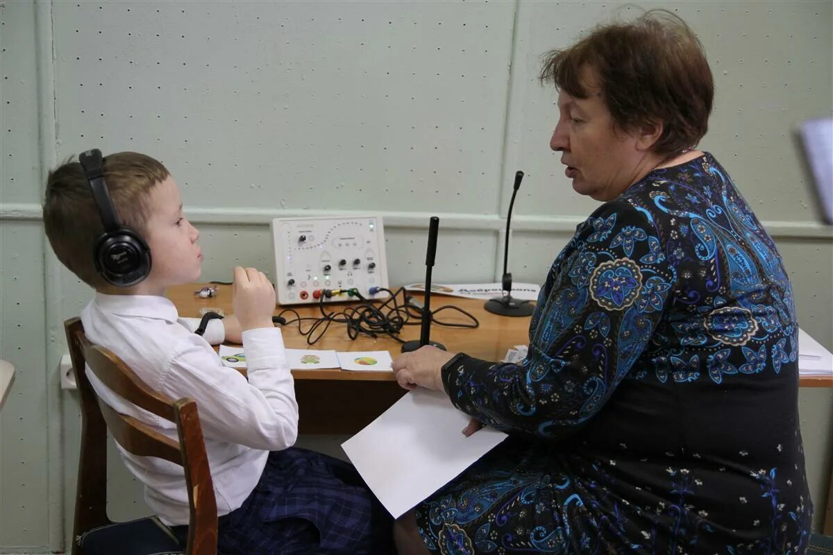 Сколько слабослышащих. Дети с нарушением слуха.. Школа для слабослышащих. Дети с нарушением слуха в школе. Глухие дети в школе.
