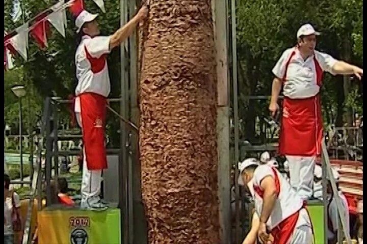 Самая большая шаурма. Самая гигантская шаурма в мире. Самый большой шаурма. Мировой рекорд по шаурме. Самая длинная шаверма в мире.