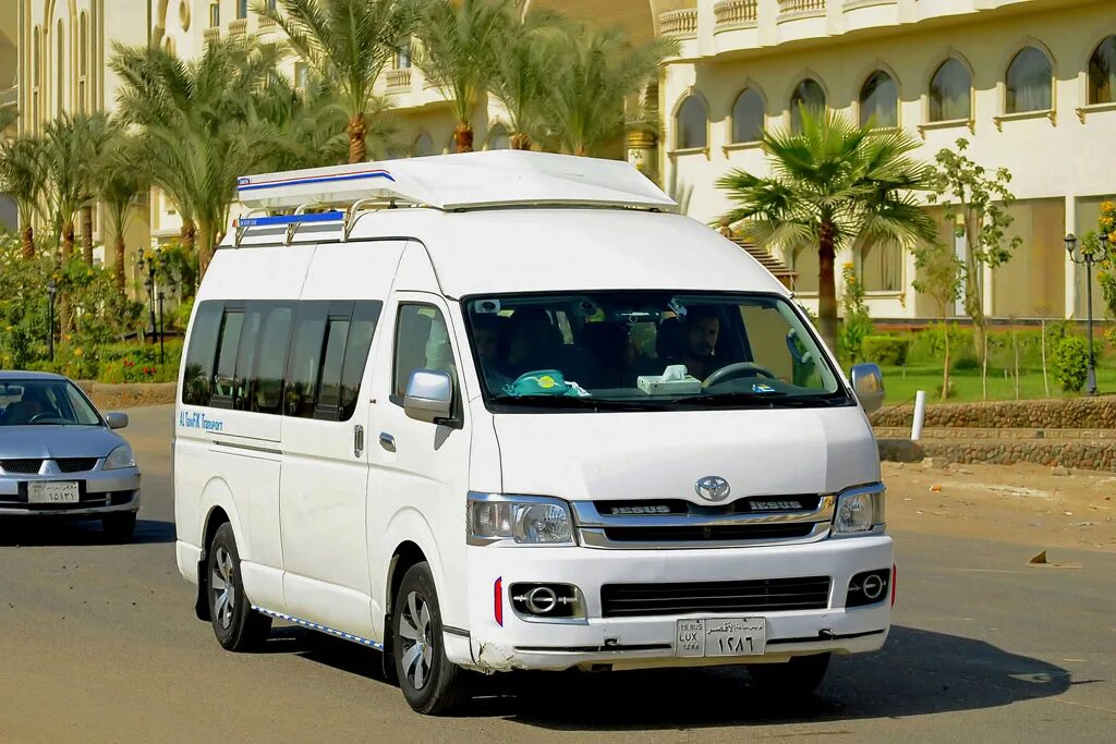 Трансфер хургада. Тойота Hiace Egypt. Египетский автобус. Трансфер в Египте. Автобусы в Египте.