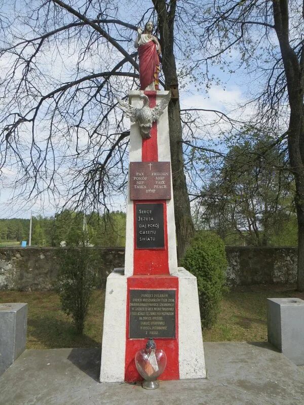 Памятник катыни в нью-йорке. Снесение памятника советским воинам в польше. Памятник крайова беларусь. Памятник катыни в нью джерси. В польше сносят памятники советским воинам.