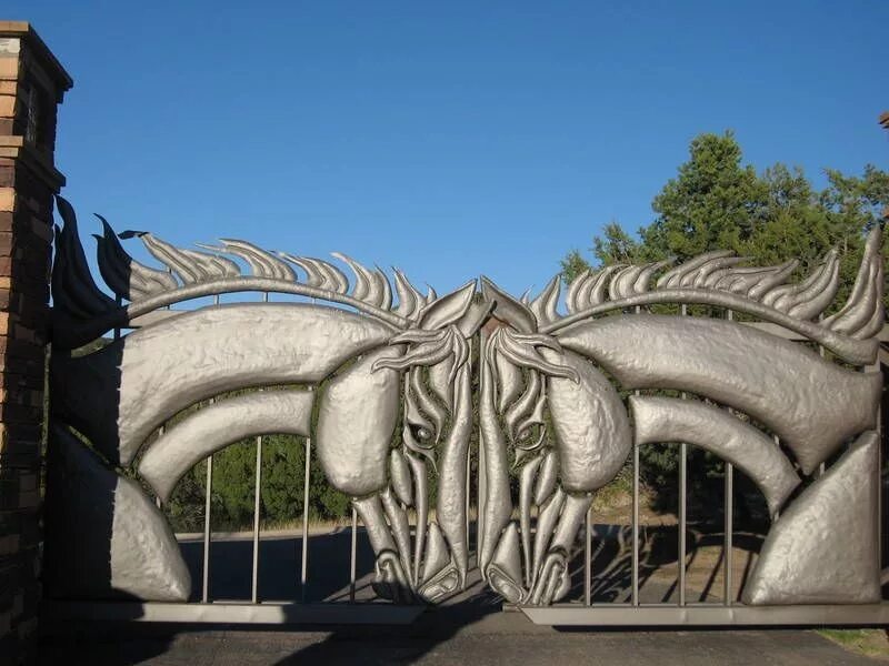 Роспись на воротах гаража. Картины на воротах гаража. Металлические ворота с лошадьми. Лошади плазменная резка. Кованые ворота с конями.