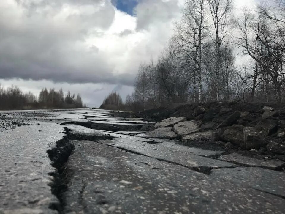 Разрушенная дорога. Разрушенная дорога Россия. Холмистая дорога. Фото разрушенная дорога.