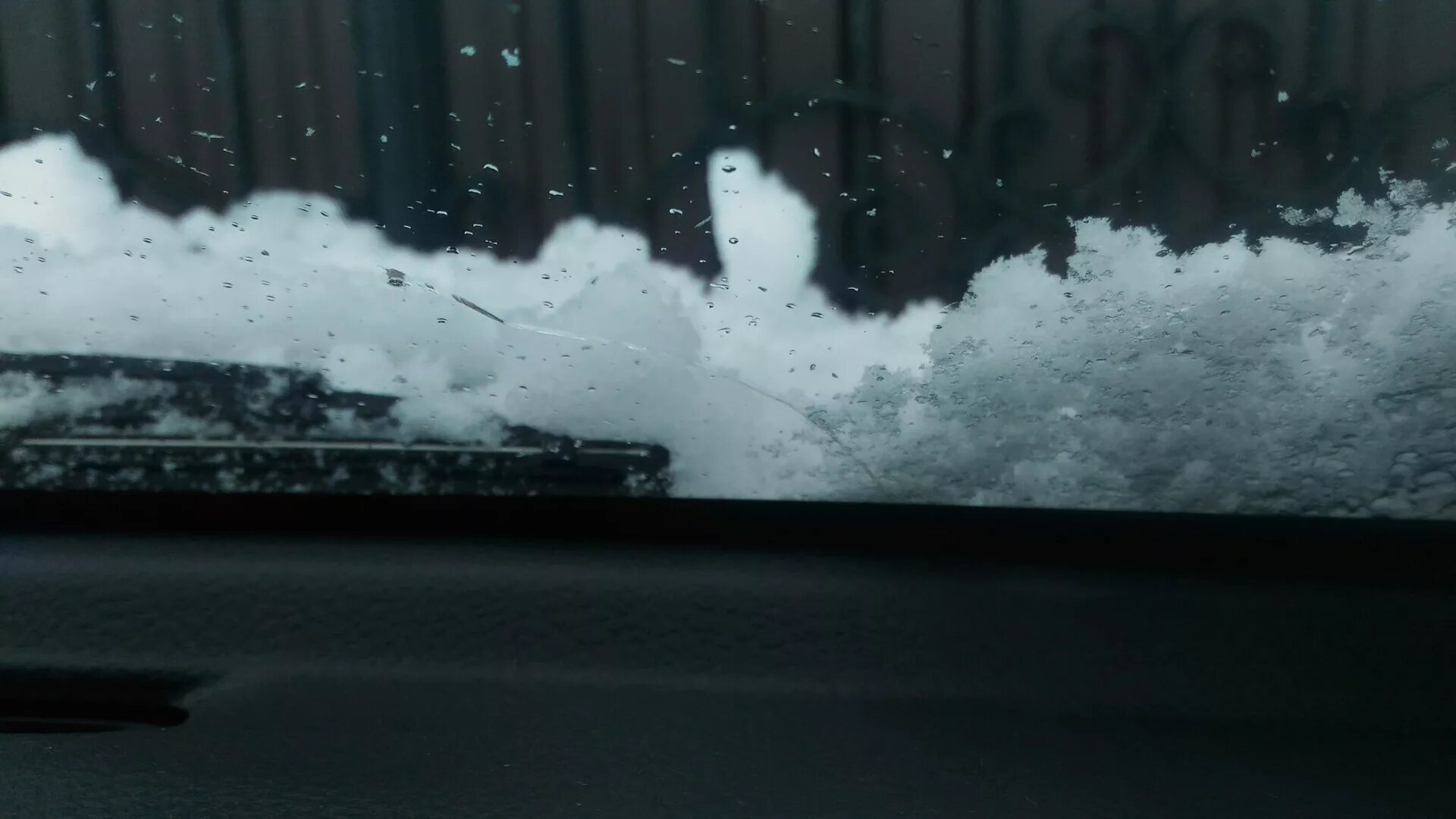 Машина запотевает в дождь. Лобовое стекло зимой. Запотевшие окна в машине. Запотевшее стекло в машине. Замерзшее авто.