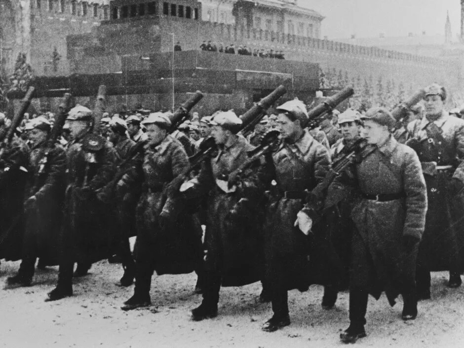 Где проходил парад в 1941 году. Парад на красной площади 1941 битва за Москву. Парад 7 ноября 1941 года. Парад 7 ноября 1941 года в Москве на красной площади.