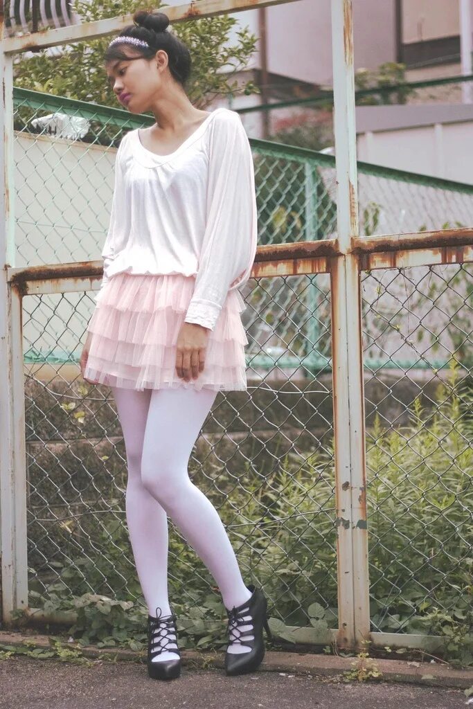 Белая юбка с черными колготками. Цветные колготки с юбкой. Белое платье с цветными колготками. Белые колготки и юбка. Белая теннисная юбка с черными колготками.