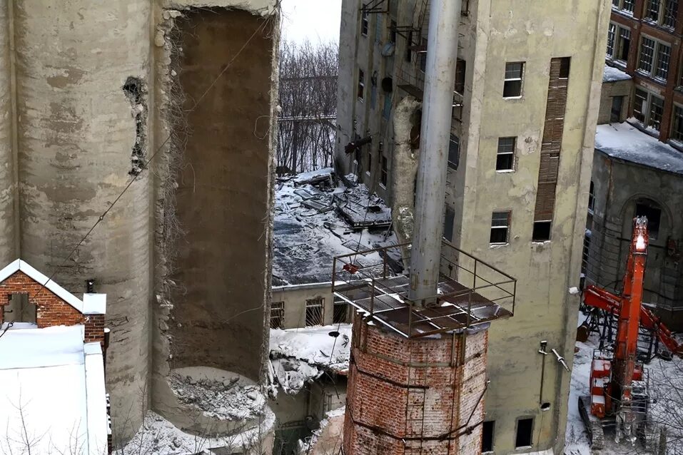 Элеватор на Черниговской Нижний Новгород. Элеватор мукомольного завода Нижний Новгород снесли. Элеватор около метромоста. Элеватор у метромоста в Нижнем. Балашиха рушит