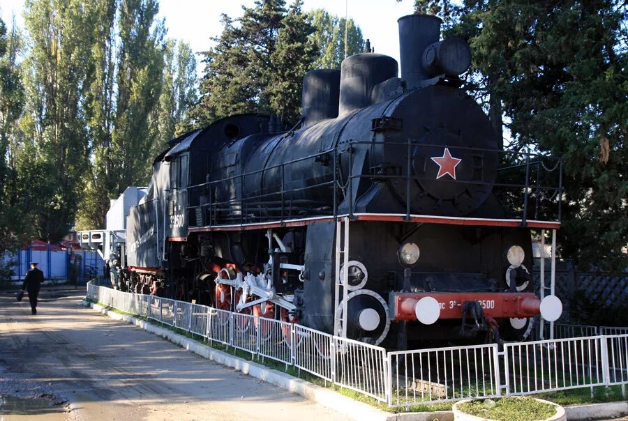 Памятники севастополя паровоз железняков. Паровоз памятник севастополь. Паровоз бронепоезда «железняков». Паровоз бронепоезда «железняков». Зеленый призрак бронепоезд железняков.