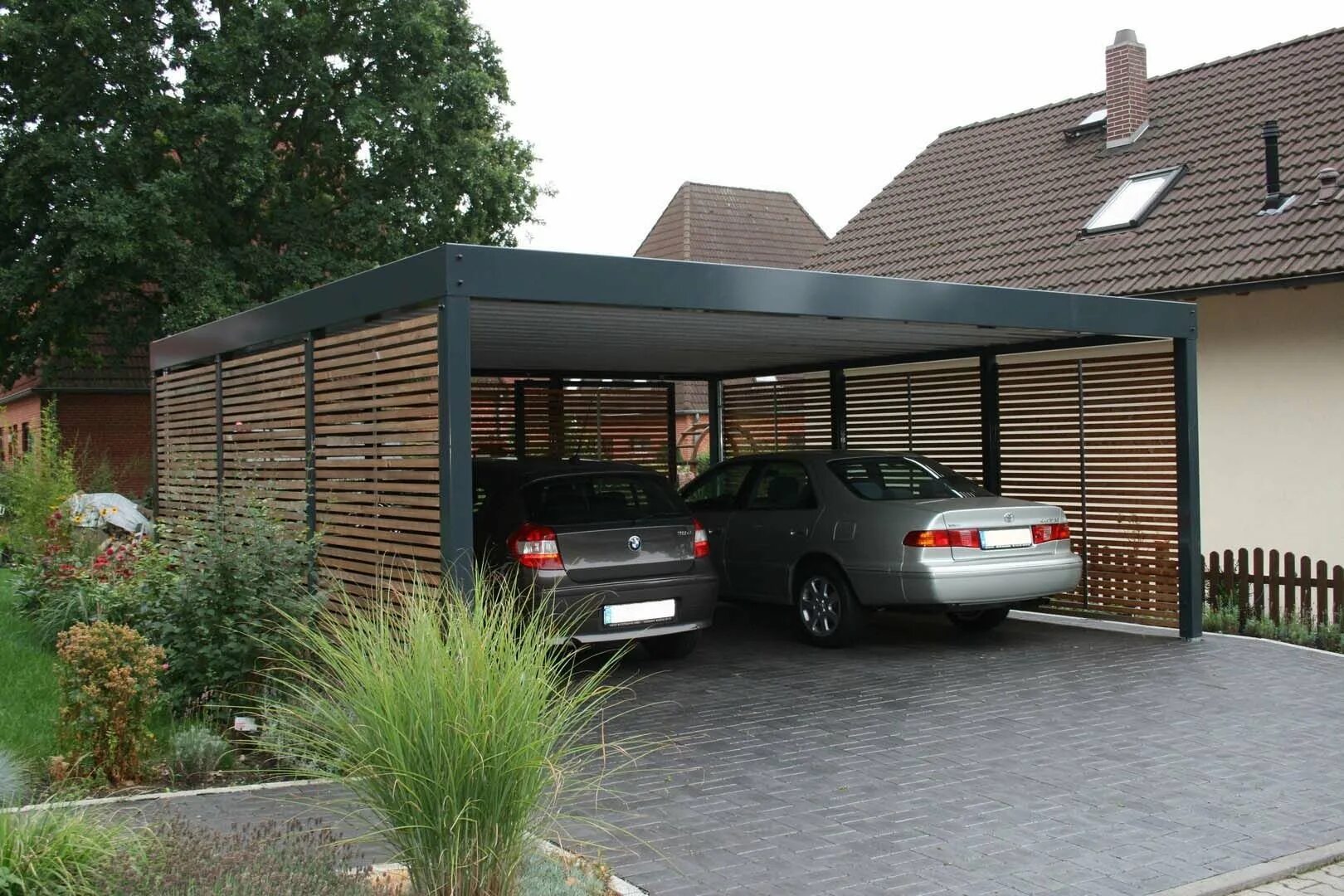 Место для машины. Carports навесы автомобильные. гараж с навесом для машины. современный навес для машины. навес перед домом для машины.