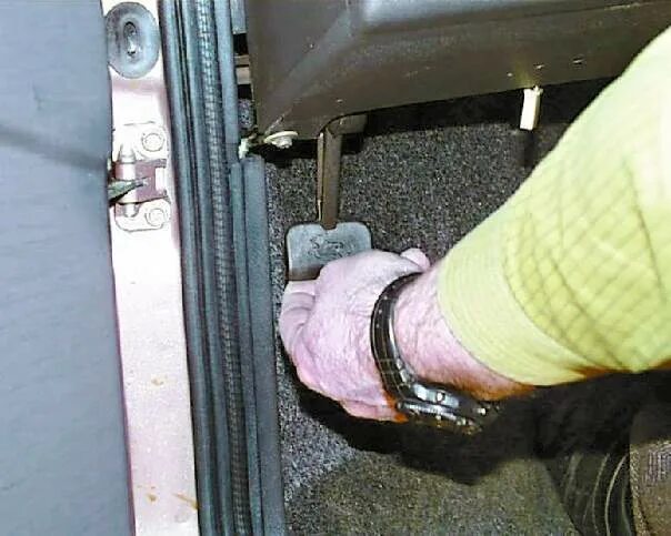 Задний замок ваз 2109. Как открыть 21099. Задняя дверь ваз 21099. Ручка открытия капота ваз 2107. Открывания двери нива шевроле.