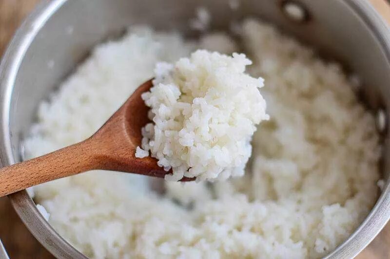 Чтобы рис был рассыпчатым нужно. Рис отварной рассыпчатый. Рис круглозерный вареный. Вареный рассыпчатый рис. Рис круглый вареный.