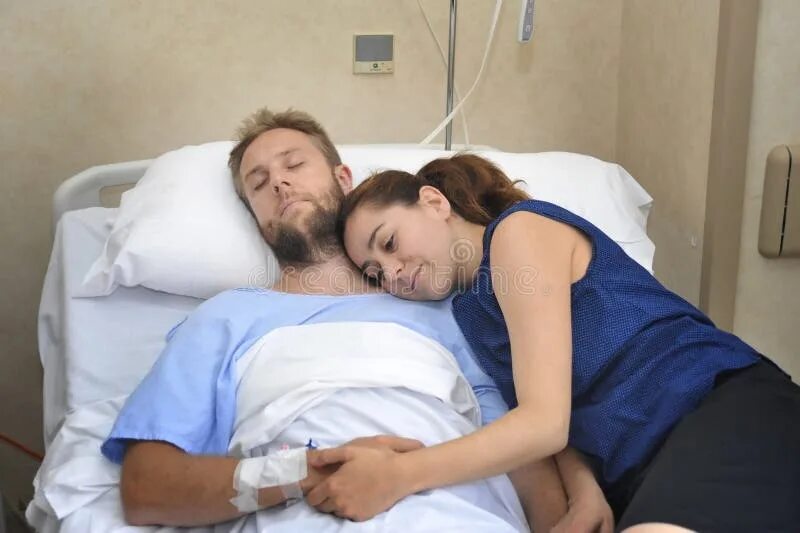 Парень и девушка в больнице. Пара в больнице. у постели больной жены. женщина у постели больного.