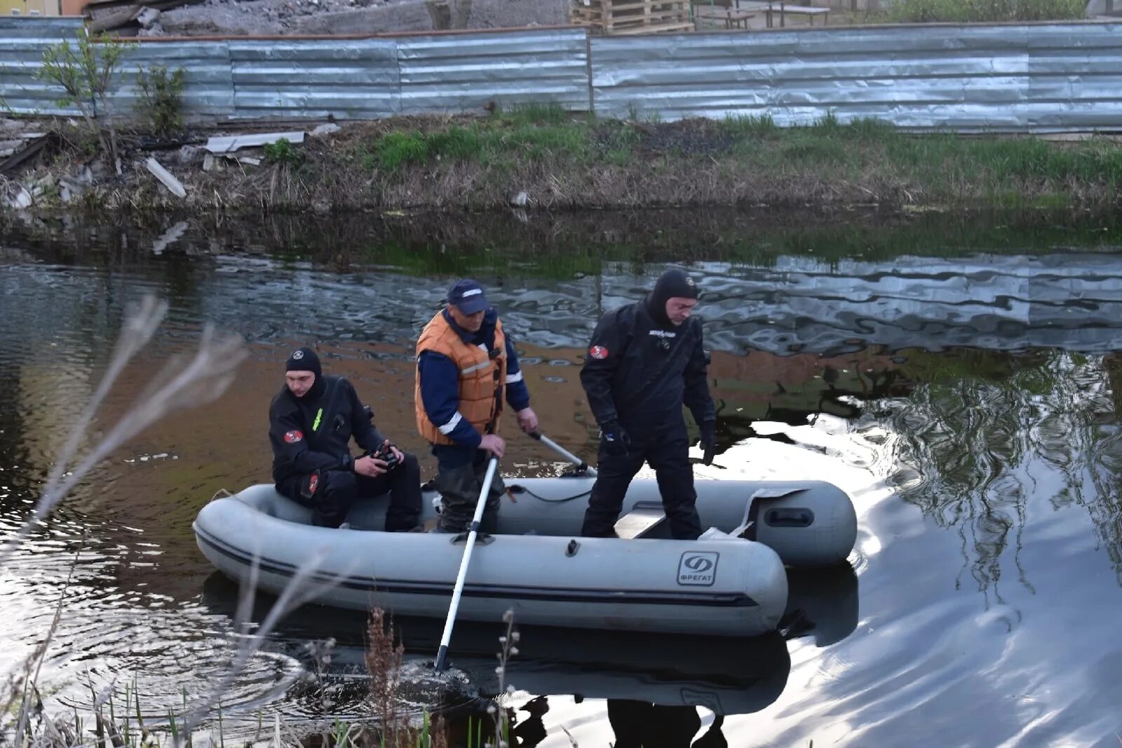 найден утонувший мальчик. утонувший вертолет. найден утонувший мальчик. провалился под лед вологда 23. спасение утопающей в неве.