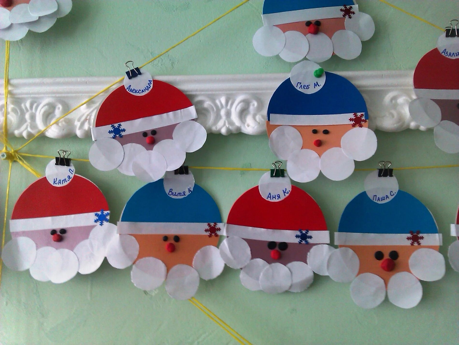 Дед мороз из бумажного конуса. Дед мороз из ладошек. Дед мороз из ладошек. Мастерская деда мороза из бумаги. Дед мороз поделка в детский сад.