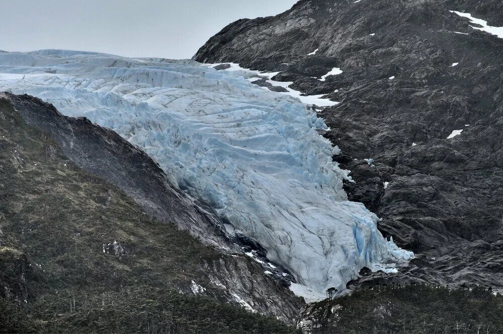 Антарктические почвы. Норвегия ледник водопад. Почвы Антарктиды. Нефритовый водопад и ледник. Край земли Антарктида.