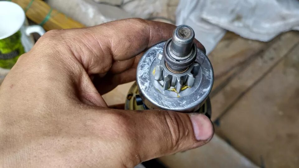 Замена обгонной муфты стартера альфа. Бендикс тойота камри v30. Бендикс стартера тд27. Обгонная муфта стартера уаз. Поломка бендикса стартера.