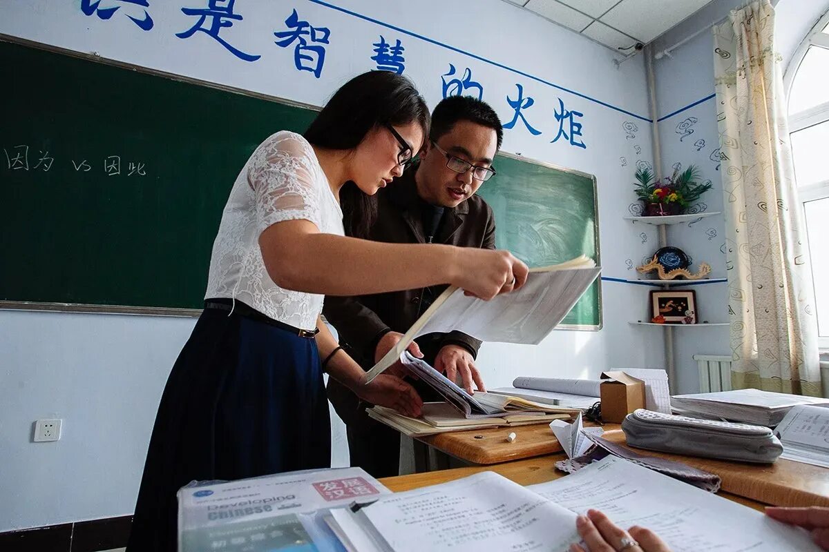 Учитель в Китае. Китайский учитель и ученик. Учителя в Японии. Учитель в школе в Японии. Японский школе учительница