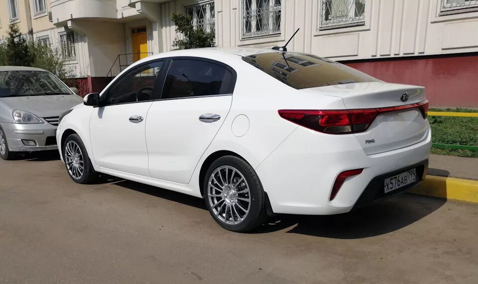 Купить б/у Kia Rio IV 1.6 AT (123 л.с.) бензин автомат в Рязани: белый Киа Рио I