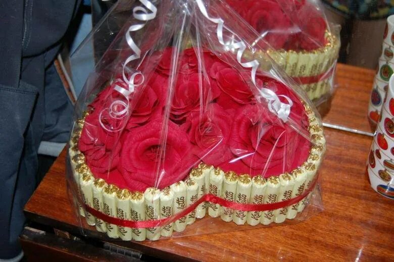 Подарок из конфет на юбилей женщине. Оригинальный подарок женщине. Оригинальные подарки женщине на юбилей 60. Подарок из конфет для женщины. Сувенир на юбилей женщине.