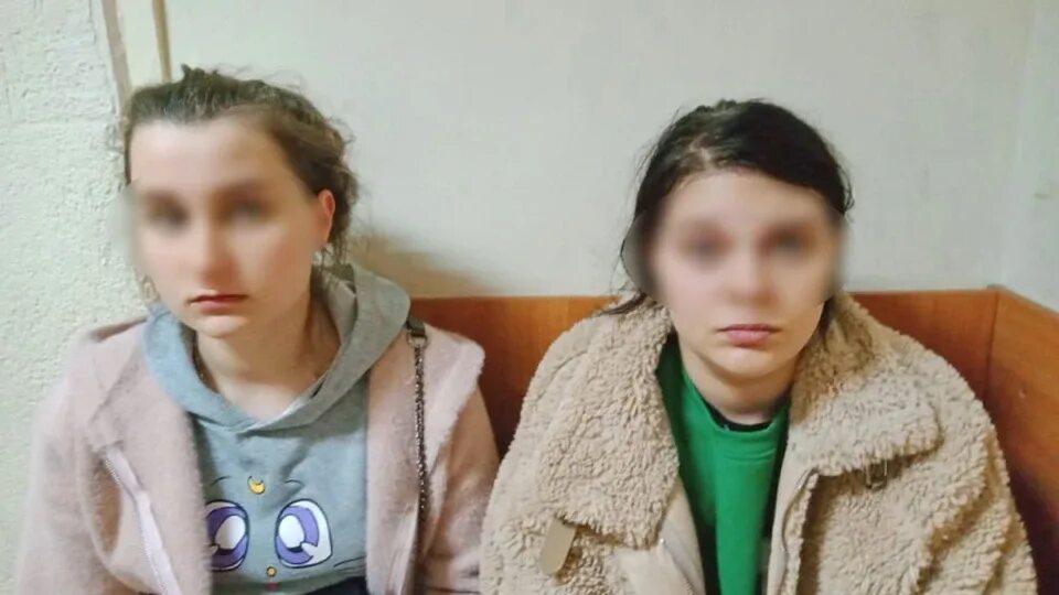 Девушки обманутые мошенниками. Девушка мошенница. две мошенницы. арестованные девушки.