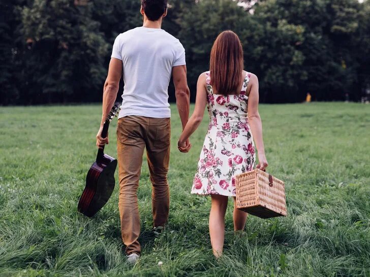 Встреча мужчины и женщины. Как провести время с девушкой. Мужчина и женщина беседуют. Романтика в отношениях. Пара в ресторане.