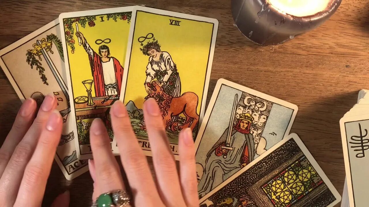 Таро гадание апреля. Таро в руках. гадальные карты на любовь. карты гадальные таро. карты &quot;таро&quot;.