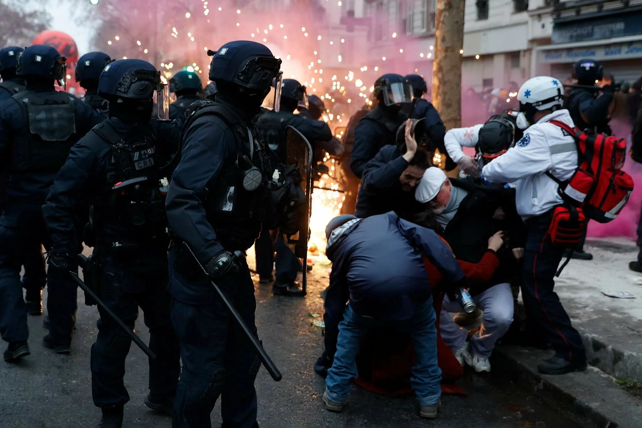 Протесты во франции сейчас. Массовые беспорядки во франции 2025. массовые беспорядки во франции (2005). протесты в париже 2025. протесты во франции.