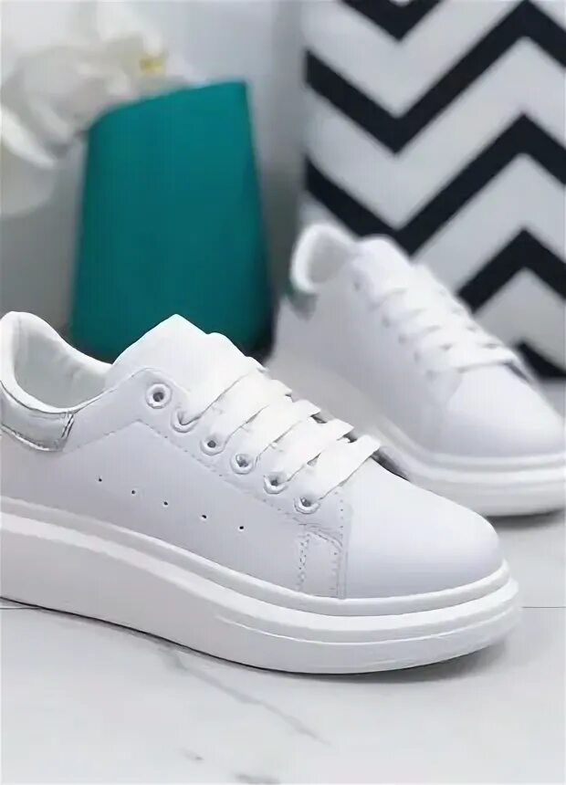 Белые кроссовки с серой подошвой женские. Кроссовки asos design. Белые кроссовки с серыми шнурками. Женские кроссовки на сером фоне. Серые кеды женские кожаные.