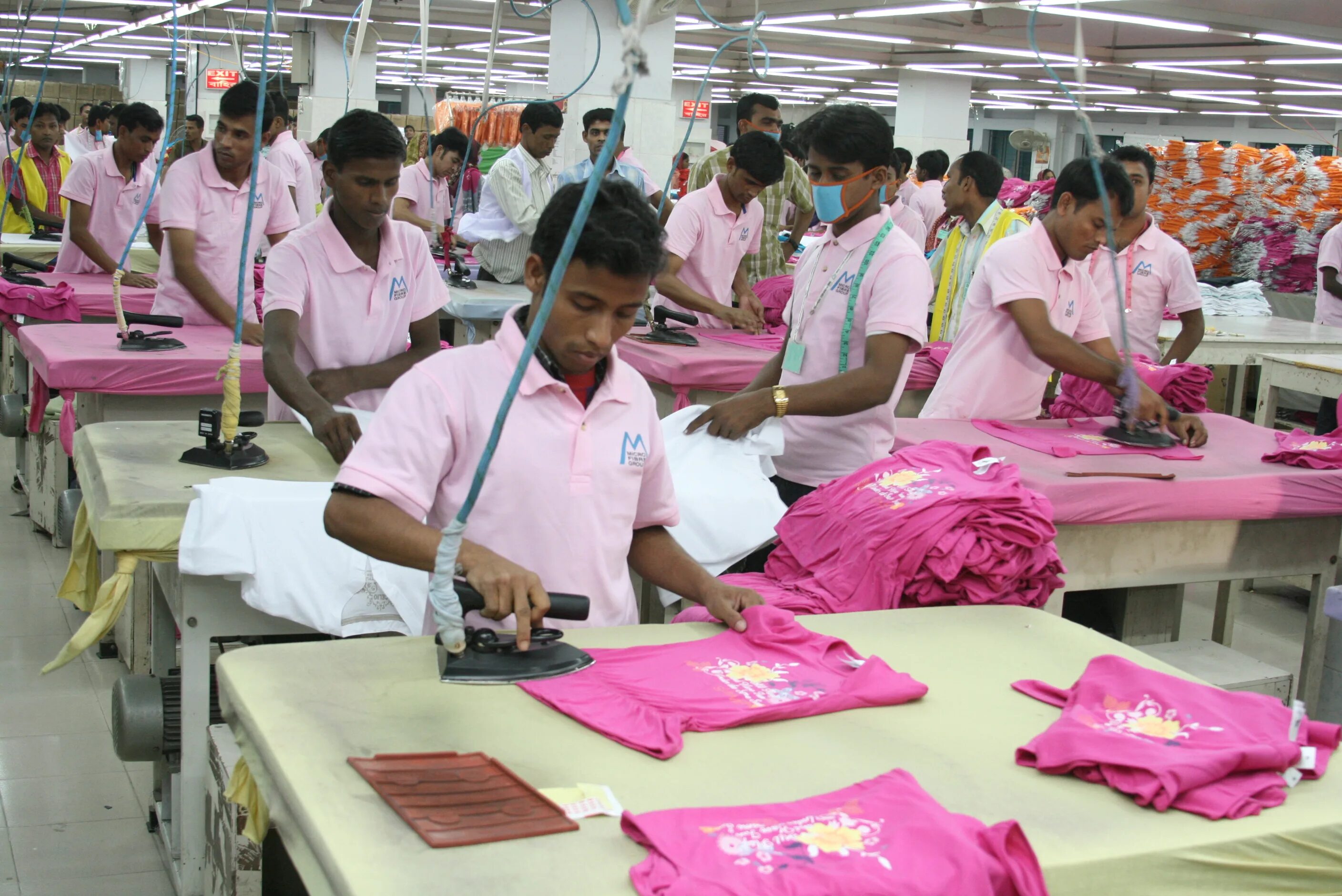 Швейный цех бангладеш. Garments одежда. Бангладеш люди. Текстильная промышленность марокко. Бангладеш фабрика одежды.