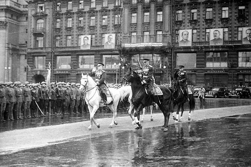 Жуков на параде Победы 1945. Парад Победы 24 июня 1945 г Жуков. Рокоссовский на параде Победы 1945. Маршал Рокоссовский на параде Победы 1945. 24 июня 19