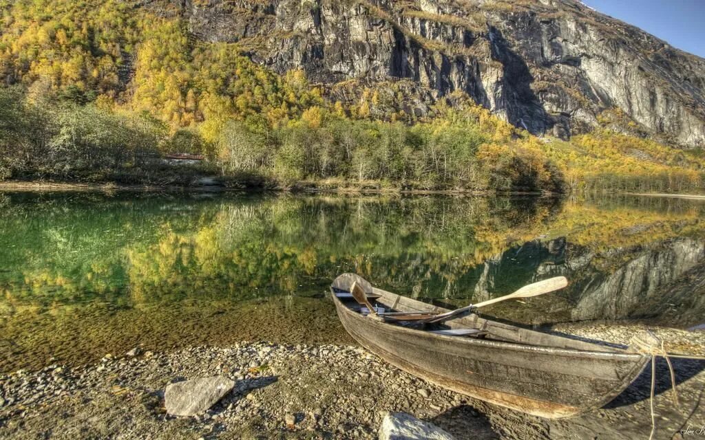 Лодка на озере в горах. Лодка для горных рек. Лодка для горных рек. Реки лодки горы. Озеро предил, австрия.