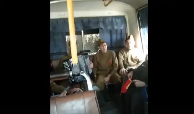Обычный автобус на гитаре. Записать трек. Слушать песню автобус армейская. Обычный автобус. Обычный автобус на гитаре.