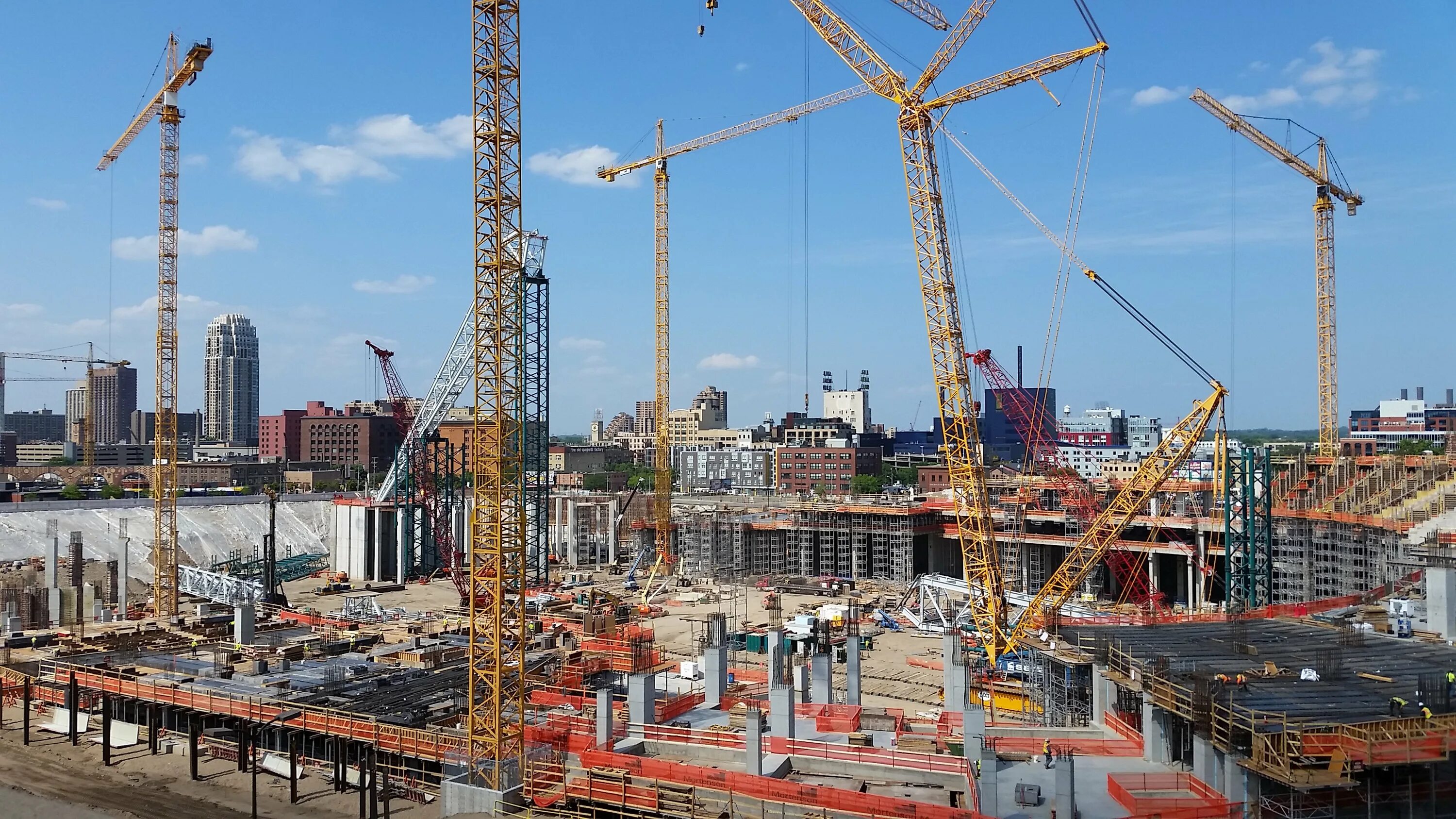 Огромная стройка. Строительный объект. Строительство зданий сооружений и развитие территорий. Масштабная стройка. Стройка.