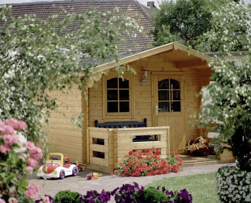 небольшой домик для дачи. небольшой садовый домик. маленький дачный домик с верандой. неогарден альмерия. тини хаус с односкатной крышей.