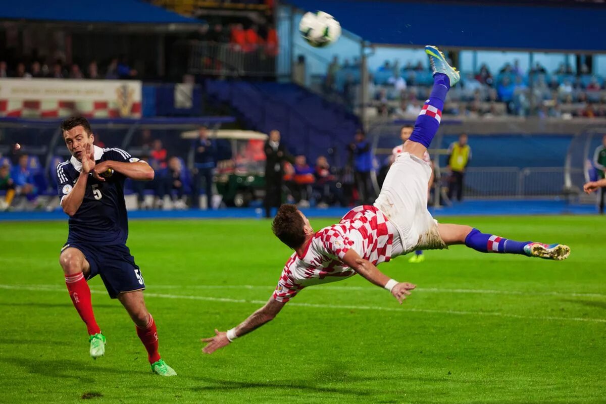 World cup matches. Удар по мячу в футболе. Удар через себя в футболе. Футболист в прыжке. Футболист в воздухе.