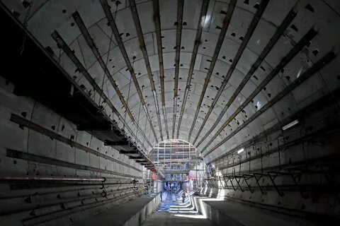 Метро начинает
