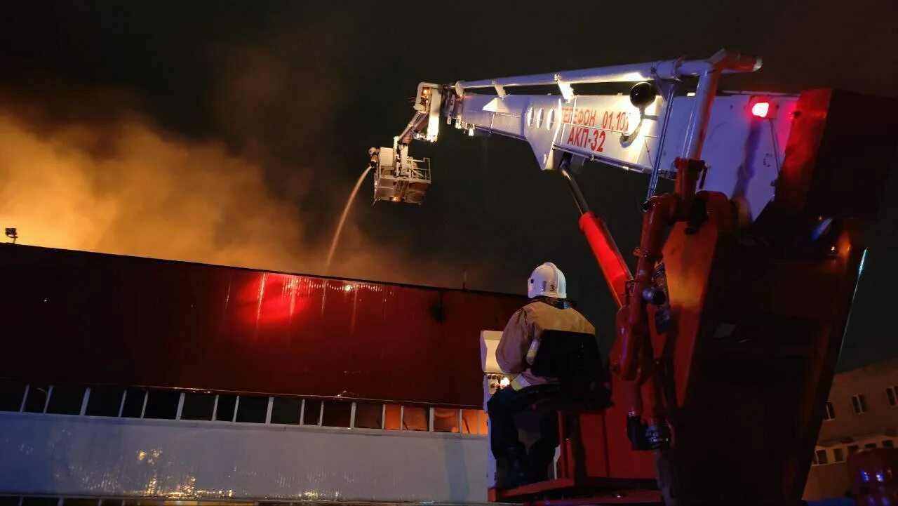 Что за здание горит в ижевске. Ижевск завод пожар. Пожар на машиностроителей. Пожар фото. Горящий дом 13 февраля ижевск.