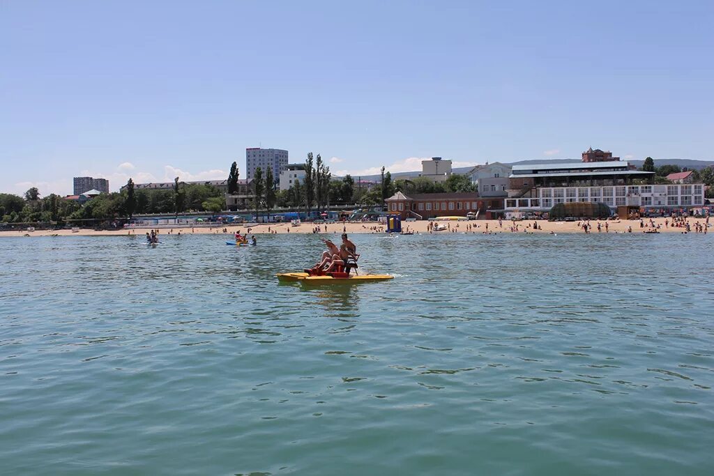 Отдых в махачкале 2024 на море цены. Каспийское море Махачкала. Дагестан Махачкала море. Каспийское море Махачкала пляж. Махачкала берег Каспийского моря.