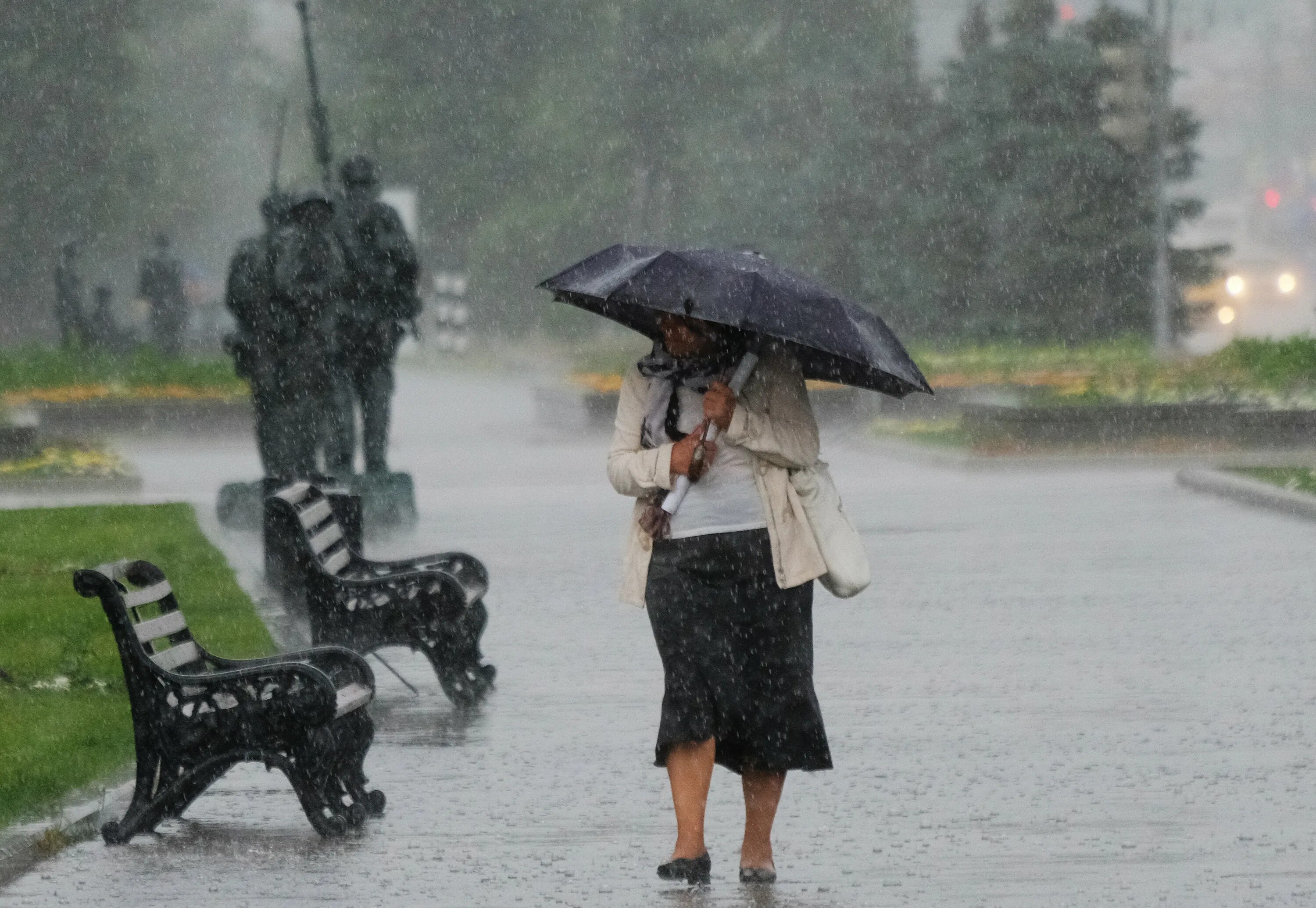 Холодное дождливое лето. Сильный дождь. Холодное лето в Москве. Плохая погода.