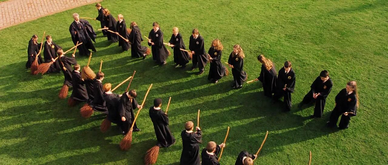 гарри поттер полет на метле. полеты хогвартс. полеты хогвартс. мадам хуч гарри поттер. замок алник гарри поттер.