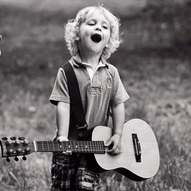 Видео душа поет. Маленькие гитары для детей. Душа поет. Дети поют. Мальчишка с гитарой.