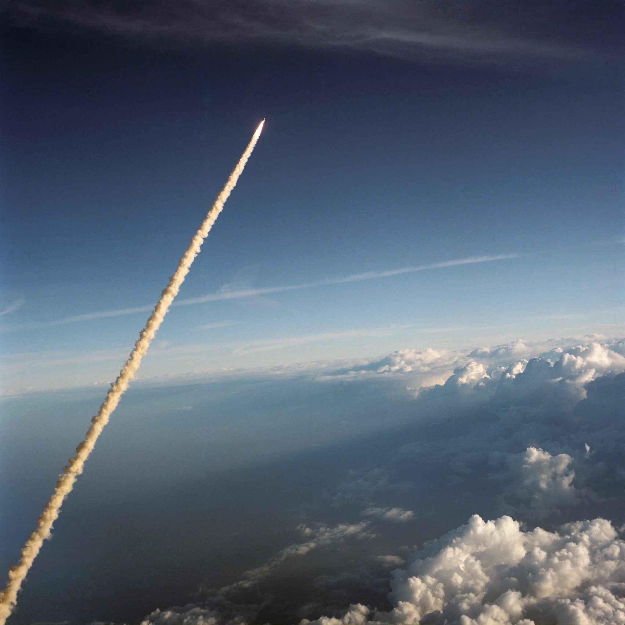 STS-41b. Взлет ракеты. Ракета в небе. Ракета в облаках.