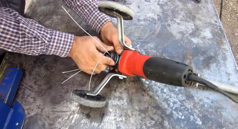 Электрокоса из болгарки. Триммер для травы из болгарки. Газонокосилка из шуруповерта. Электрокосилка экб-340 "мечта". Триммер из болгарки.