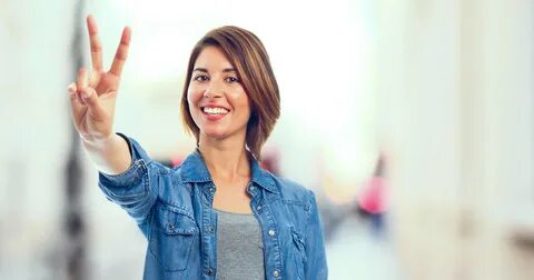 Женщина показывает песни