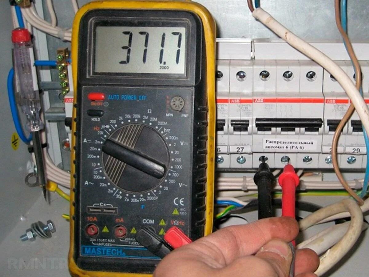 Проверить есть ли ток. Замер напряжения 380 мультиметром. Мультиметр 380 вольт. Как проверить напряжение 380 вольт мультиметром. Мультиметр как измерить напряжение 380.