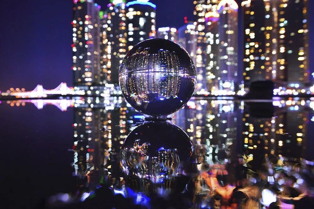Навигация по хрустальному шару. Хрустальный шар. Стеклянный шар с городом. Хрустальный шар Москва. Город в Хрустальном шаре.